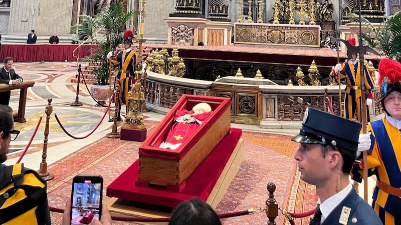 Der aufgebahrte Papst, wie er am Mittwoch den Gläubigen präsentiert wurde. (Bild: Imre Antal)