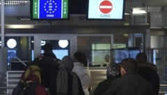 Einreisekontrolle in Wien-Schwechat – hier fliegen viele Fälle auf. (Archivbild) (Bild: APA/HELMUT FOHRINGER)