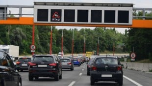 Ein Unfall auf der Südosttangente hat am Mittwochnachmittag einen mindestens 16 Kilometer langen ...
