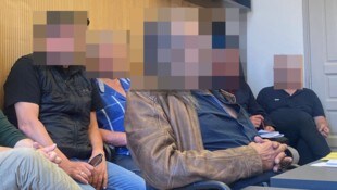 Der Angeklagte (im Vordergrund mit Lederjacke) hatte im Gerichtssaal auch einen „Fanklub“ dabei.