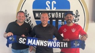 Christian Schweigler (Mitte) übernahm das Traineramt in Mannswörth. (Bild: SC Mannswörth)
