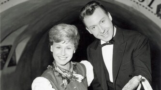 „Josepha“ Waltraut Haas und „Leopold“ Peter Alexander im Film „Im weißen Rössl“ (Bild: Archiv Hajek / brandstaetter images / picturedesk.com)