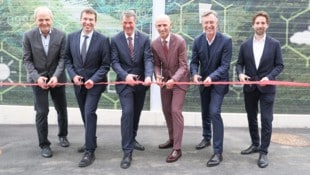 Eröffnung mit sechs Männern (v. l.): Viktor Hacker (Institut für Chemische Verfahrenstechnik und Umwelttechnik), Helmut Antrekowitsch (Vizerektor für Forschung und Nachhaltigkeit der Montanuniversität Leoben), Horst Bischof (Rektor der TU Graz), Willibald Ehrenhöfer (Wirtschafts- und Forschungslandesrat), Elmar Pichl (Hochschulsektionschef im Bundesministerium für Frauen, Wissenschaft und Forschung), Alexander Trattner (Institut für Thermodynamik und nachhaltige Antriebssysteme) (Bild: Wolf – TU Graz)