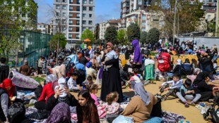 Als die Erde bebte, rannten viele Bewohner von Istanbul ins Freie. 