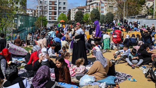 Als die Erde bebte, rannten viele Bewohner von Istanbul ins Freie.  (Bild: AFP/YASIN AKGUL)