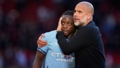 Pep Guardiola entschuldigte sich bei Jeremy Doku. (Bild: AP/AP Photo/Dave Thompson)