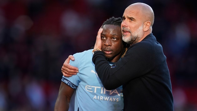 Pep Guardiola entschuldigte sich bei Jeremy Doku. (Bild: AP/AP Photo/Dave Thompson)