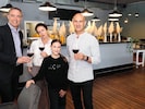 ÖVP-Bürgermeister Martin Radatz (links) hat mit Verena und Georg Fürst wohl zu früh angestoßen.