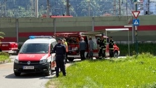 Einsatzkräfte im Bereich des Fundortes nahe des Wörgler Bahnhofes. (Bild: ZOOM Tirol)