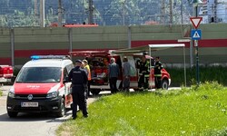 Einsatzkräfte im Bereich des Fundortes nahe des Wörgler Bahnhofes.