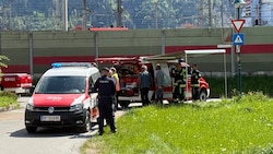 Einsatzkräfte im Bereich des Fundortes nahe des Wörgler Bahnhofes.