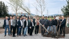 Als symbolischen Akt setzten die neun Bürgermeister am Mittwoch gemeinsam einen Baum ein. Denn auch die Artenvielfalt soll in Krumbach-Glatz gefördert werden. (Bild: WR Vorderwald/Lisa Mathis)