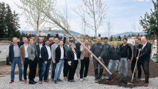 Als symbolischen Akt setzten die neun Bürgermeister am Mittwoch gemeinsam einen Baum ein. Denn ...