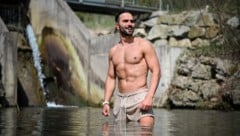 Eisbaden bei sechs Grad im Ipfbach in St. Florian ist Philipp Rafetseders Mutprobe. „Ich bin eigentlich ein Angsthase.“ (Bild: Wenzel Markus)