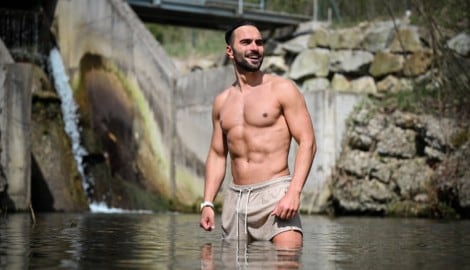 Eisbaden bei sechs Grad im Ipfbach in St. Florian ist Philipp Rafetseders Mutprobe. „Ich bin eigentlich ein Angsthase.“ (Bild: Wenzel Markus)