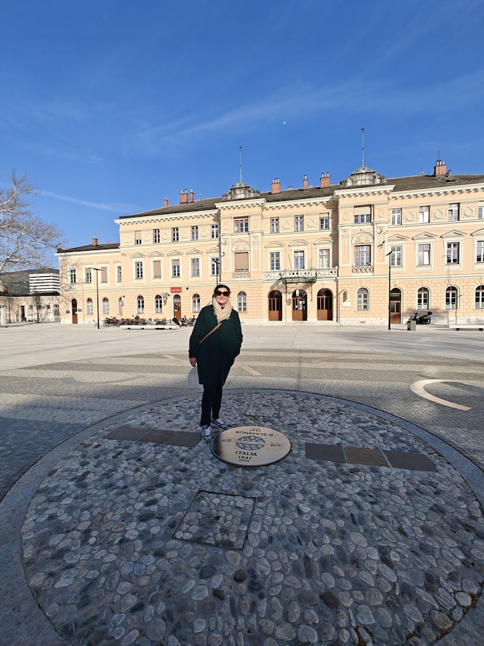Der Bahnhof steht in Nova Gorica, auf dem Vorplatz markiert die Plakette die Grenze.
