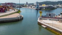 35,7 Meter lang und 8,7 Meter hoch ist das Tor, für das unter Wasser ein eigener Fahrweg gebaut wurde. (Bild: Wenzel Markus)