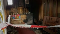 In der Kirche ist der durch den glosenden Brand angerichtete Schaden beträchtlich! Besonders ins Herz trifft die Gläubigen, dass der Heiland so stark verrußt ist. (Bild: DOKU-NÖ)