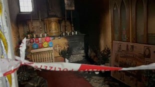 In der Kirche ist der durch den glosenden Brand angerichtete Schaden beträchtlich! Besonders ins Herz trifft die Gläubigen, dass der Heiland so stark verrußt ist. (Bild: DOKU-NÖ)