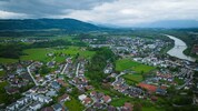 Auf der bestehenden Sportanlage in Oberndorf entstehen ab Sommer 2026 Wohnungen.