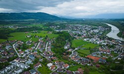 Auf der bestehenden Sportanlage in Oberndorf entstehen ab Sommer 2026 Wohnungen.