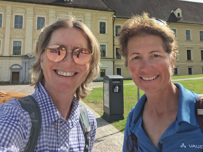Elisabeth Zienitzer und Silvia Sarcletti vor dem imposanten Stift Rein.