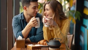 Schaut gut aus, oder? Ob das auch bei unserem Versuchs-Paar Teresa und Peter so war und was der Date-Profi dazu sagt, verraten wir Ihnen weiter unten im Artikel.  (Bild: Arthur Hidden Photography – stock.adobe.com)