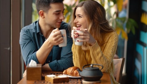 Schaut gut aus, oder? Ob das auch bei unserem Versuchs-Paar Teresa und Peter so war und was der Date-Profi dazu sagt, verraten wir Ihnen weiter unten im Artikel.  (Bild: Arthur Hidden Photography – stock.adobe.com)