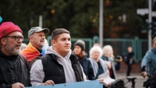 In Max‘ Heimatstadt stimmen 44 Prozent der Menschen für die AfD, Querdenker-Demos beobachtet er ...