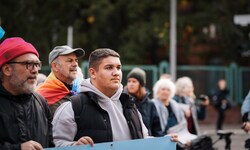 In Max‘ Heimatstadt stimmen 44 Prozent der Menschen für die AfD, Querdenker-Demos beobachtet er ...
