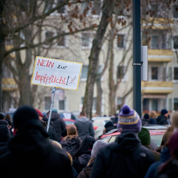 Die Querdenker-Demos fingen als Proteste gegen die Schutzmaßnahmen an. Schnell mischten sich ...