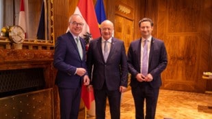 Bundeskanzler Christian Stocker unterstützt die Initiative von Stephan Pernkopf und Paul Nemecek.  (Bild: NÖBB)