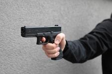 Der 15-Jährige richtete eine Softgun gegen seine Betreuerin (Symbolbild). (Bild: Pressefoto Scharinger/Daniel Scharinger)