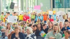 Gebastelte Schilder, Shirts, Pompons, Konfetti und vor allem die eigene Stimme: Die mitgereisten Fanclubs zeigten vollen Einsatz für ihre Teams. Lauthals motivierten sie und sorgten damit für exzellente Stimmung. So funktioniert richtiges Teamwork! (Bild: Horst Einöder/Flashpictures)