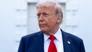Eine Woche nach seiner Teilnahme am Begräbnis von Papst Franziskus hat US-Präsident Donald Trump über die sozialen Medien ein offensichtlich von Künstlicher Intelligenz (KI) generiertes Bild von sich in Papst-Kleidung verbreitet. (Bild: AP/Alex Brandon)