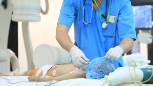Fast 24 Stunden lang dauerten die Eingriffe bei drei Kindern. Acht Monate danach atmen die ...