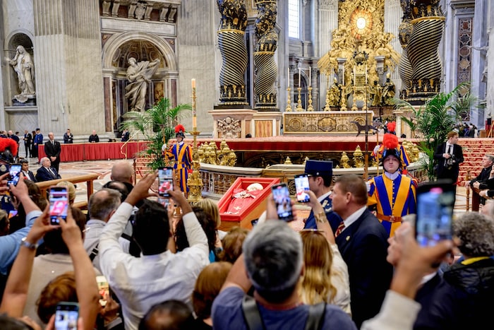 Viele Menschen nehmen vier Stunden Wartezeit auf sich, um den aufgebahrten Papst zu sehen. Bis Freitagabend ist der Besuch noch möglich, am Samstag nach dem Begräbnis wird Franziskus’ Leichnam in die Kirche Santa Maria Maggiore überstellt.