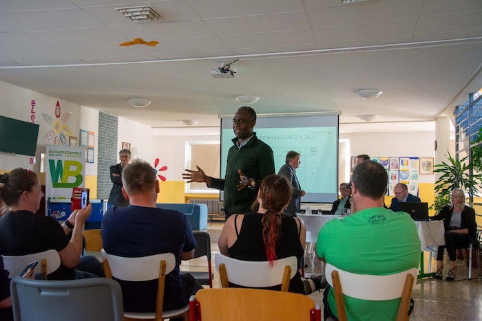 Pfarrer Titus Ifewulu bat die Eltern sich zu beruhigen. 
