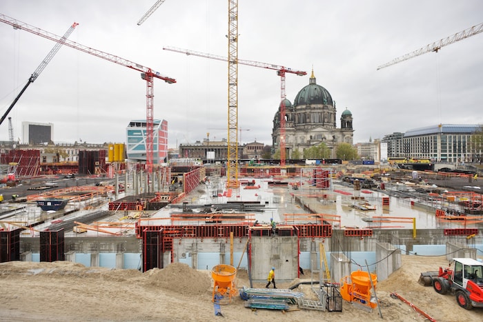 Das alte Stadtschloss wird neu errichtet. Foto von den Bauarbeiten 
