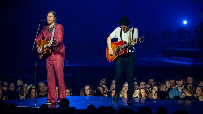 Mehrmals gingen die Musiker der Lumineers im Laufe des Abends bis an den Rand des Bühnenstegs nach vor.