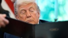 Donald Trump liebt Zölle. Damit hat er allerdings weltweit ein wirtschaftliches Chaos angerichtet. (Bild: AP/Alex Brandon)