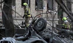 Einsatzkräfte suchen nach Überlebenden in Kiew