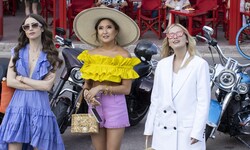 Lily Collins als Emily, Ashley Park als Mindy, Camille Razat als Camille in Folge 202 von „Emily ...