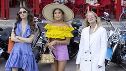 Lily Collins als Emily, Ashley Park als Mindy, Camille Razat als Camille in Folge 202 von „Emily ...