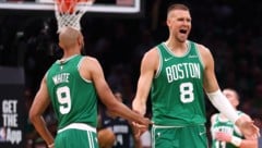 Derrick White und Kristaps Porzingis jubeln über den zweiten Sieg gegen Orlando.