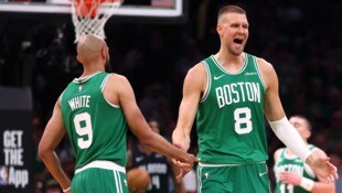 Derrick White und Kristaps Porzingis jubeln über den zweiten Sieg gegen Orlando.