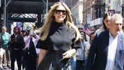 Heidi Klum verdreht in schwarzem Leder-Mini die Köpfe