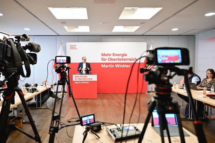 Winkler bei seiner ersten offiziellen Pressekonferenz am Dienstag nach Ostern in Linz.