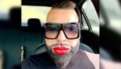 Harald Glööckler meldet sich kurz nach dem Erdbeben auf Instagram bei seinen Fans. Der Modedesigner wirkt noch sehr aufgewühlt. (Bild: Glomex/www.instagram.com/haraldgloeoeckler_official)