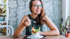 Ausgewogene, abwechslungsreiche Ernährung mit viel Obst und Gemüse beugen einem Nährstoffmangel vor. (Bild: stock.adobe.com null)